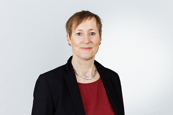 Portraitaufnahme Dr. rer. nat. Dipl.-Psych. Anke Diezemann-Prößdorf