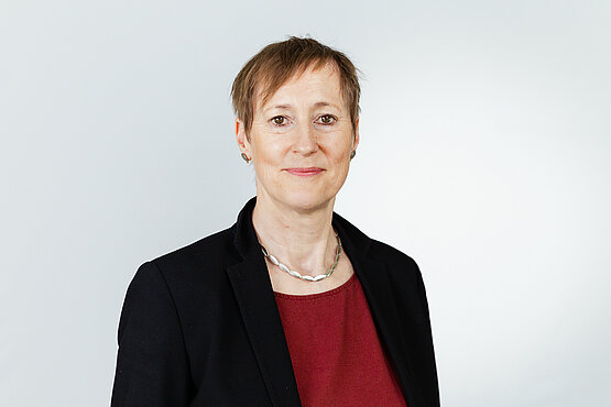 Portraitaufnahme Dr. rer. nat. Dipl.-Psych. Anke Diezemann-Prößdorf
